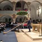 Herr Winkler eröffnet das Konzert durch eine Weise auf seinem Alphorn