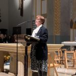 Frau Prügl beim Vortrag besinnlicher Texte