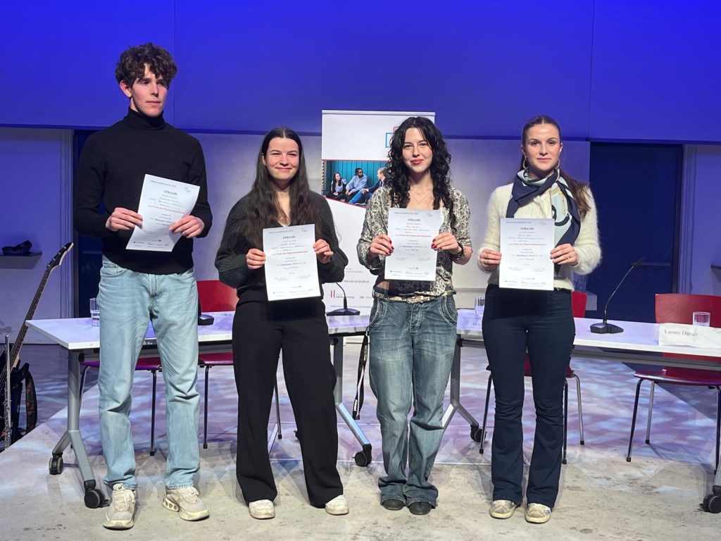 Larina Deiser (1. v.r.)